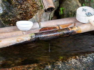 水が流れる神社の手水舎