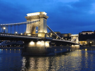 Obraz premium Chain bridge during the Blue Hour - Budapest - Hungary