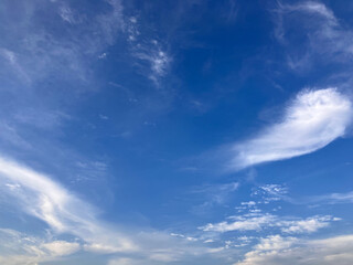 Obraz premium Expansive Blue Sky with Graceful Wispy Clouds in a Serene Daytime Scene on West Lake in Hanoi, Vietnam