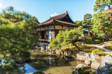 Naklejka premium Ginkakuji Togudo and Pond