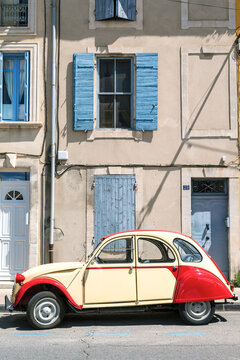 Fototapeta Vintage french 2 Cv car in the streets of St Remy de Provence, France