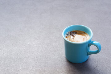エスプレッソと牛乳を混ぜたカフェ・ラッテを飲みながらリラックスしているイメージ
