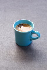 エスプレッソと牛乳を混ぜたカフェ・ラッテを飲みながらリラックスしているイメージ
