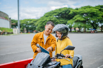 Naklejka premium a trainer is showing a board to a motorcyclist