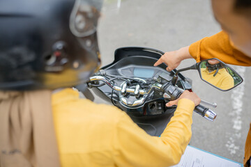 Obraz premium a trainer shows where a motorbike's speedometer is located