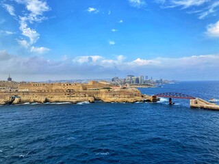 Naklejka premium Fortified Shores of Malta's Harbor