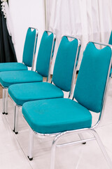 Obraz premium Empty chairs neatly arranged in rows