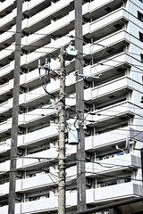 マンションと電信柱