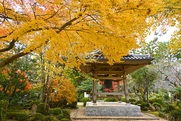 （山口県山口市）秋の小京都山口・鐘楼と紅葉