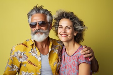 Obraz premium A man and woman are posing for a picture, with the man wearing a yellow shirt
