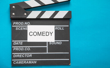 Obraz premium Black clapper board with a Comedy word on paper.