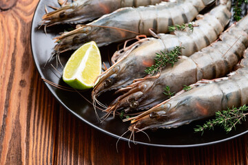 Raw big tiger ( king ) shrimps photography . Top view