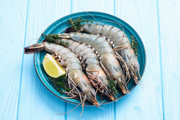 Raw big tiger ( king ) shrimps photography . Top view