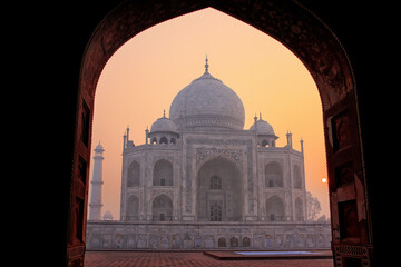Taj Mahal at sunrise framed with the arch of the mosque, Agra, Uttar Pradesh, India