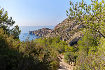 Vue sur une des nombreuses calanques de Marseille depuis un chemin de randonn&eacute;e y permettant l'acc&egrave;s.
