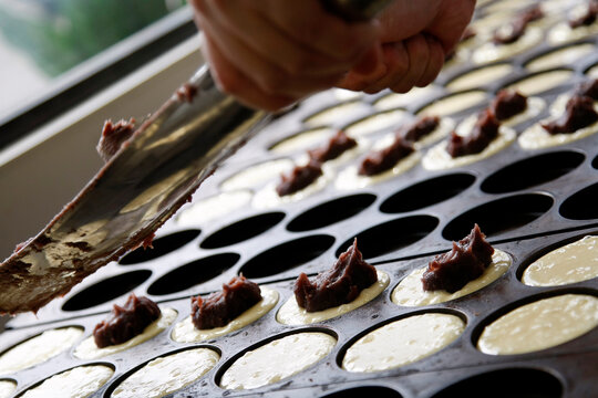 The process of baking Imagawa-yaki