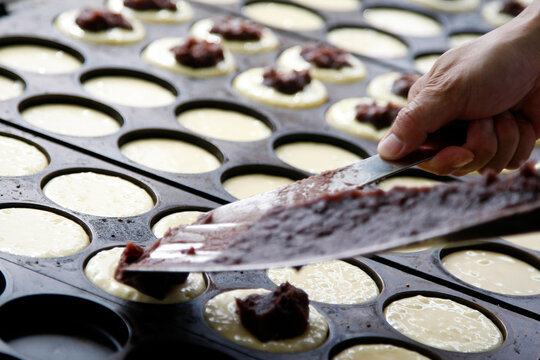 The process of baking Imagawa-yaki