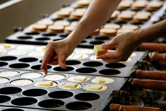 The process of baking Imagawa-yaki