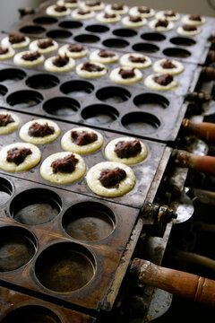 The process of baking Imagawa-yaki