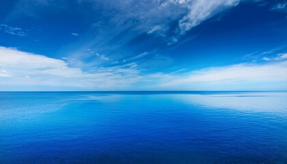 Obraz premium 深い青の空と海が交わる風景、境界線が見えない壮大な地平線の美 