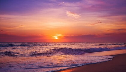 Fototapeta premium オレンジから薄紫へ変わる朝焼けの空と穏やかな海が描く美しい朝の風景 