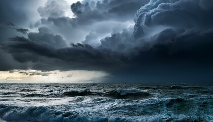 暗い空と荒れ狂う波、遠くに雷が光る嵐の前の海の不安定な光景
