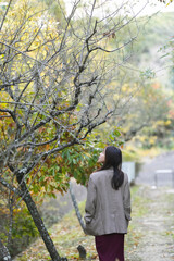 森林公園にいる女性