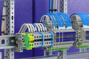 Marking of insulated mounting wires with tape.