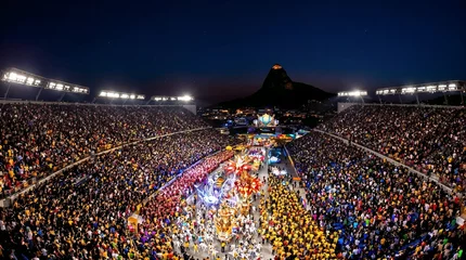Fototapete Carnival in Brazil. Spectacular carnival parade at night with vibrant floats and massive crowd in Rio's Sambadrome © Irina