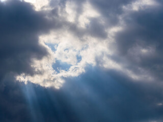 Obraz premium 黒い雲から光差す07