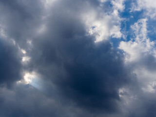 黒い雲から光差す09