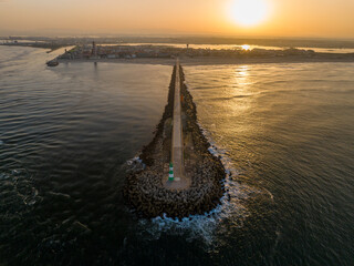 Atardecer en un puerto de Portugal a vista de drone