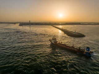 Atardecer en un puerto de Portugal a vista de drone