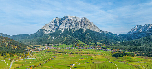 Ausblick ins Ehrwalder Becken rund um Lermoos mit herbstlicher Gebirgskulisse