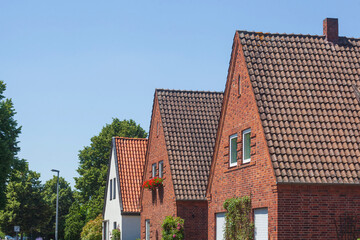 Wohngebäude aus Backstein, Einfamilienhäuser, Hoya, Niedersachsen, Deutschland