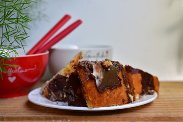 Bolo de chocolate é um bolo simples ou confeitado, que leva chocolate derretido ou em pó, ou ainda cacau em pó em sua confecção