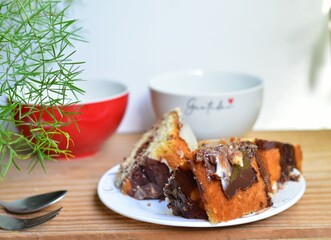 Bolo de chocolate é um bolo simples ou confeitado, que leva chocolate derretido ou em pó, ou ainda cacau em pó em sua confecção