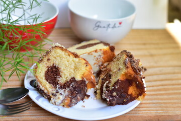 Bolo de chocolate é um bolo simples ou confeitado, que leva chocolate derretido ou em pó, ou ainda cacau em pó em sua confecção