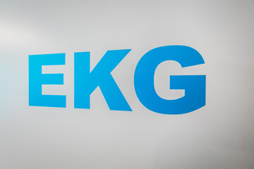 Obraz premium Tür mit Aufschrift EKG in einer Praxis in Düsseldorf, Deutschland