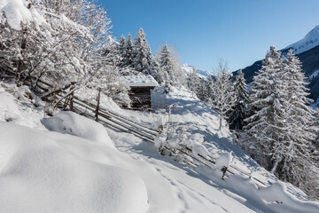 Verstecktes Ski chalet in einer verschneiten Winterlandschaft im Zillertal
