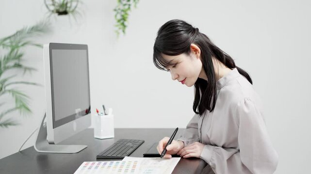 パソコンで仕事をするクリエイターの女性