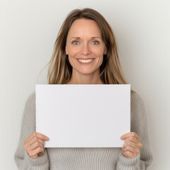 Naklejka premium frau, mann, büro, werbung, angebot, newsletter, freigestellt, weißes, blatt, pappe, papier, werbung, blanko, business, blank, business-man, zeichen, halten, board, papier, person, card, leute, vorstel