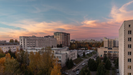 Obraz premium Evening Glow: Sunset Clouds Above the City