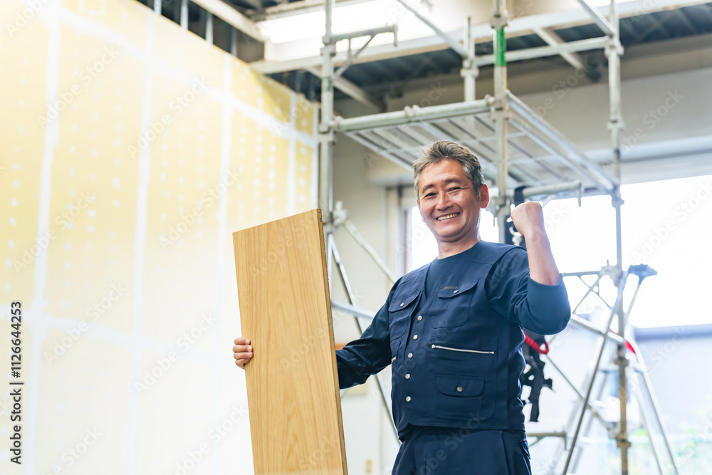 Aufkleber 大工、職人、工事、元気、現場、工務店、佐官、鳶職、ガッツポーズ、ポジティブ、足場、がんばる、努力、パワー、シニア、高齢、中高年、内装、リフォーム、建築、施工、業者、男性、日本人、ベテラン、住宅、材木、組み立て、解体、建設、作業員、木材、工法、リノベーション、仕事、職業、プロフェッショナル、親方、自営業、中小企業、人手不足、後継者、建築業、働く、シルバー人材、木造、建物、インテリア、作業、人物
