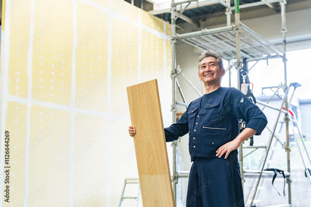 Aufkleber 大工、職人、工事、元気、現場、工務店、佐官、鳶職、ポジティブ、足場、シニア、高齢、中高年、内装、リフォーム、建築、施工、業者、男性、日本人、ベテラン、住宅、材木、組み立て、解体、建設、作業員、木材、工法、リノベーション、仕事、職業、プロフェッショナル、親方、自営業、中小企業、人手不足、建築業、働く、シルバー人材、木造、建物、インテリア、作業、見上げる、目標、自信、期待、希望、人物