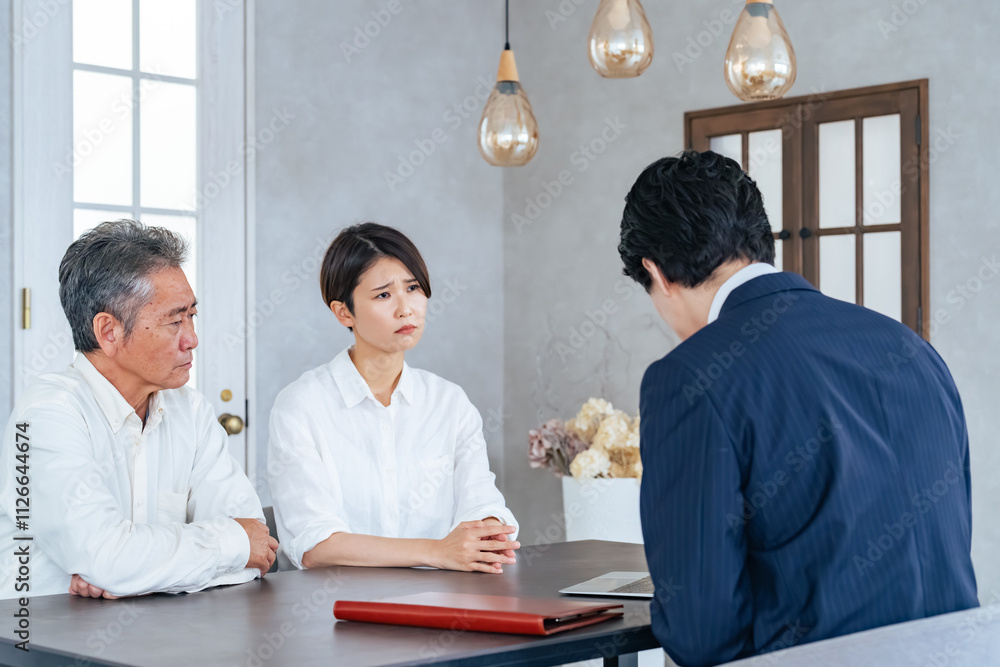 Poster 相談、悩み、トラブル、不満、不安、心配、謝罪、面談、見積もり、アドバイザー、コンサルタント、コンサルティング、自営業、責任、クレーム、苦情、サポート、サービス、困る、悩む、疑問、親子、提案、相続、営業、ビジネス、ビジネスパーソン、ビジネスマン、家族、保険、詐欺、不信感、コスト、資金、事業承継、人手不足、紹介、人材、打ち合わせ、面接、接客、中小企業診断士、税理士、不動産、日本人、経営、シニア、男性、