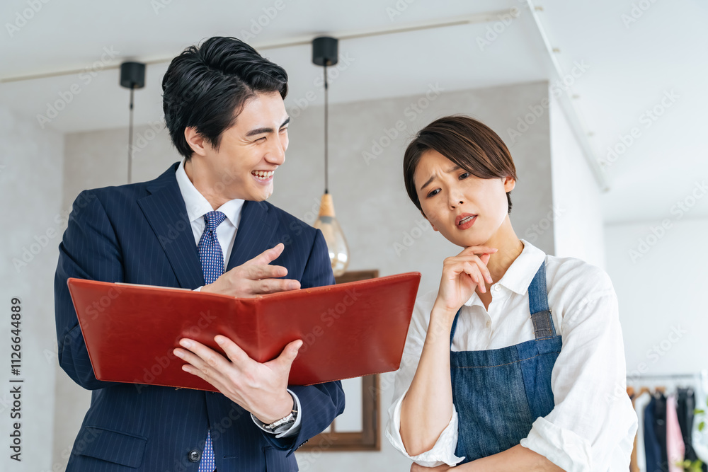 Leinwandbilder 相談、営業、提案、悩み、悩む、困る、トラブル、問題、インテリア、自営業、飲食店、スタッフ、店員、コンサルタント、コンサルティング、コンサル、レストラン、カフェ、開業、銀行、融資、資金、工事、不動産、テナント、物件、賃貸、日本人、男性、女性、建築、引越し、主婦、疑問、不安、心配、不満、見積もり、コスト、リフォーム、内装、改装、がっかり、店舗、請求、家賃、ビジネスマン、ビジネス、ビジネスパーソン、人物