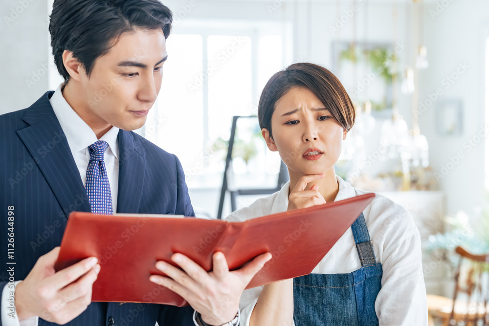Leinwandbilder 店舗、不満、不安、心配、自営業、不動産、提案、リフォーム、営業、ビジネスマン、ビジネスパーソン、困る、インテリア、コンサルタント、相談、悩み、悩む、トラブル、問題、飲食店、スタッフ、店員、コンサルティング、コンサル、レストラン、カフェ、開業、銀行、融資、資金、工事、テナント、物件、賃貸、日本人、男性、女性、建築、引越し、主婦、疑問、見積もり、コスト、内装、改装、がっかり、請求、家賃、ビジネス、人物