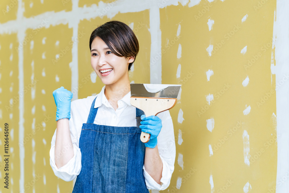 Poster DIY、インテリア、内装、パテ、石膏ボード、壁紙、女性、日本人、笑顔、リフォーム、張り替え、塗装、住宅、建築、業者、仕事、働く、ペンキ、ペイント、改装、エプロン、コテ、佐官、がんばる、努力、チャレンジ、挑戦、ガッツポーズ、成功、完成、ツール、道具、ホームセンター、ショップ、主婦、自営業、店舗、設計、自作、コーキング、サーフェイサー、アルバイト、スタッフ、ポジティブ、清掃、店員、元気、若い、リノベー