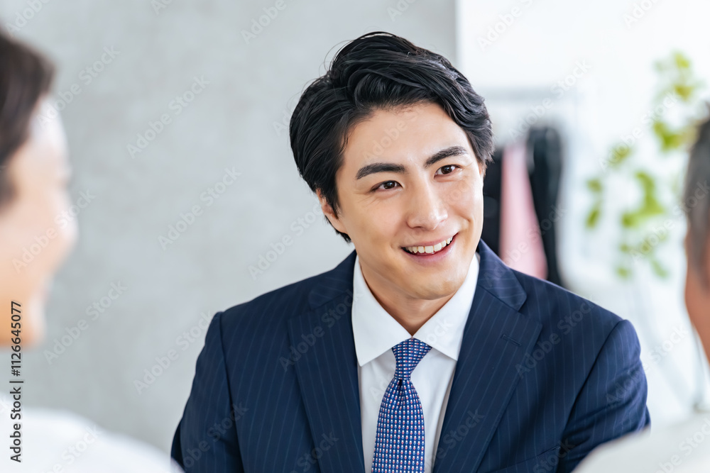 Poster 接客、相談、営業、ビジネスパーソン、ビジネスマン、サポート、男性、会話、アドバイザー、笑顔、日本人、ビジネス、スタッフ、店舗、店員、顧客、サービス、接客業、爽やか、保険、販売、相談員、銀行、銀行員、人材、面談、インタビュー、面接、会議、ミーティング、ヒヤリング、コンサルタント、コンサルティング、コミュニケーション、関係、オフィス、商談、カウンセリング、窓口、受付、案内、コピースペース、説明、スーツ